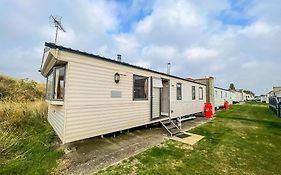 Lovely 6 Berth Caravan At Naze Marine Holiday Park In Essex Ref 17275C